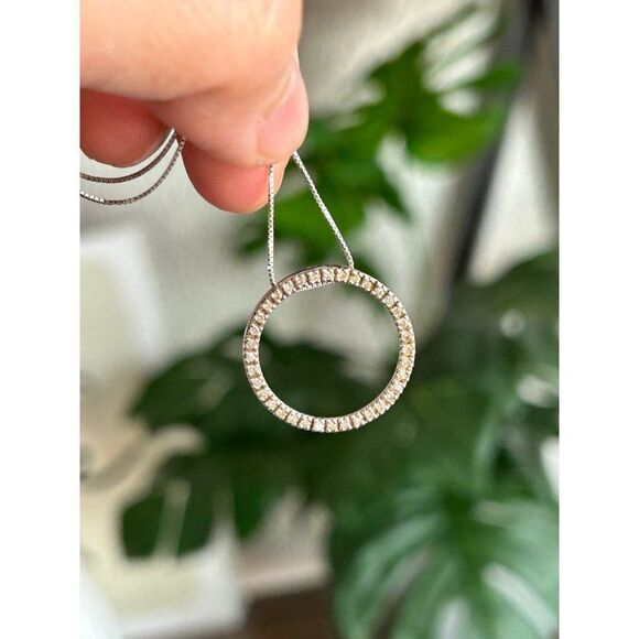 Elegant Gold Circle Pendant Necklace - Picture 10 of 14